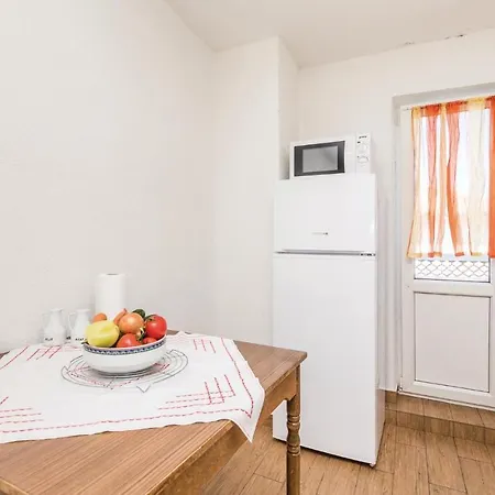 Pet Friendly In With Kitchen Banjol