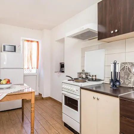 Pet Friendly In With Kitchen Apartment