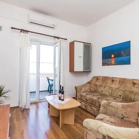 Pet Friendly In With Kitchen