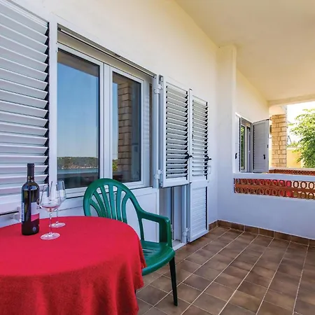 Pet Friendly In With Kitchen