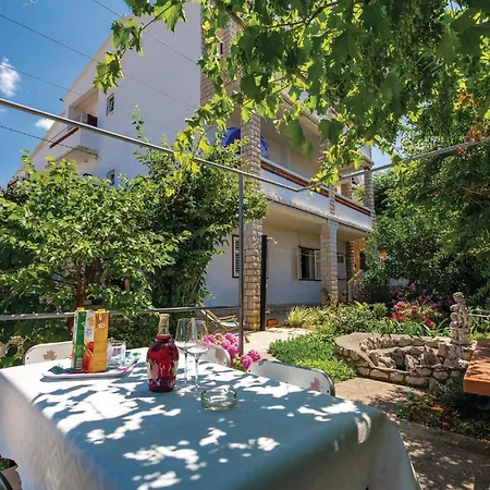 Pet Friendly In With Kitchen Banjol